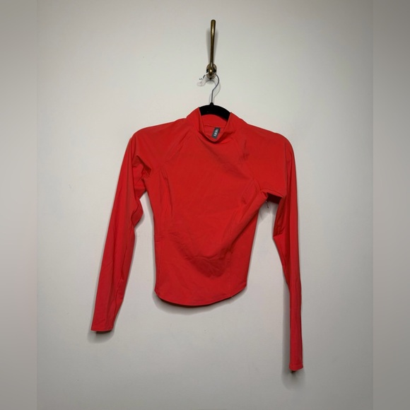 Vuori Crush Long Sleeve Crop Rashguard - Picture 4 of 7